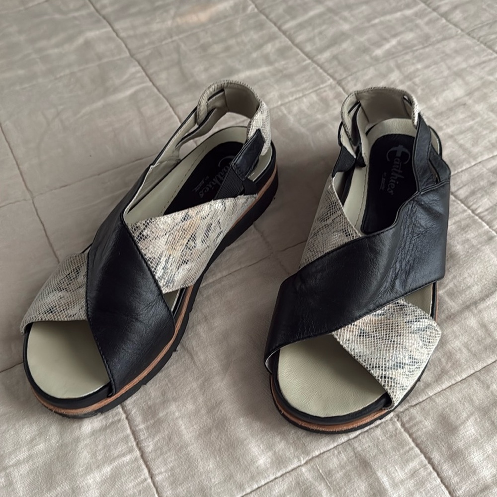Black leather slides 8.5 Santorini earthies by earth